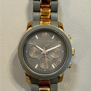 MICHAEL KORS “RUNWAY” MK5465 GREY SILICONE WATCH.